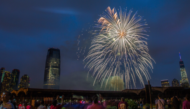 Fireworks going off during last year's Freedom and Fireworks Festival in Liberty State Park. Photo courtesy of freedomandfireworks.com.